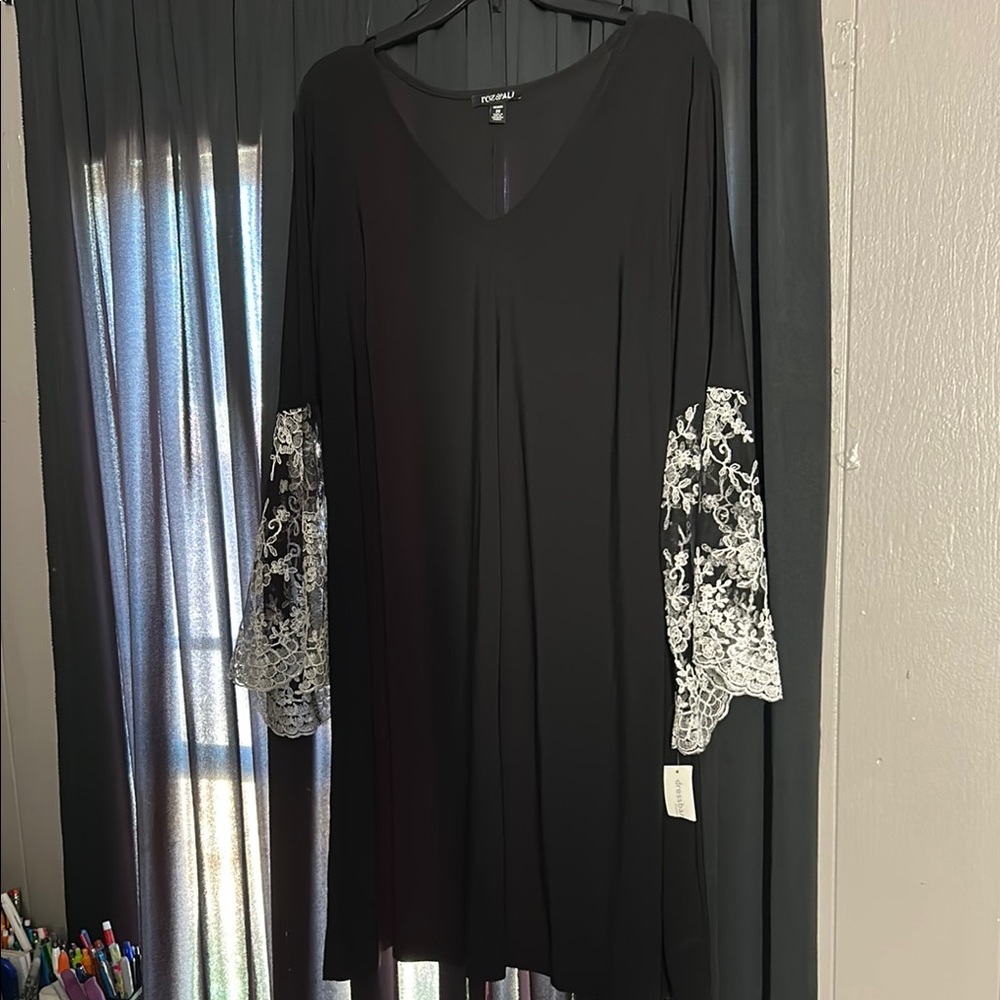 Roz & Ali Black Long Sleeve Dress with White Lace